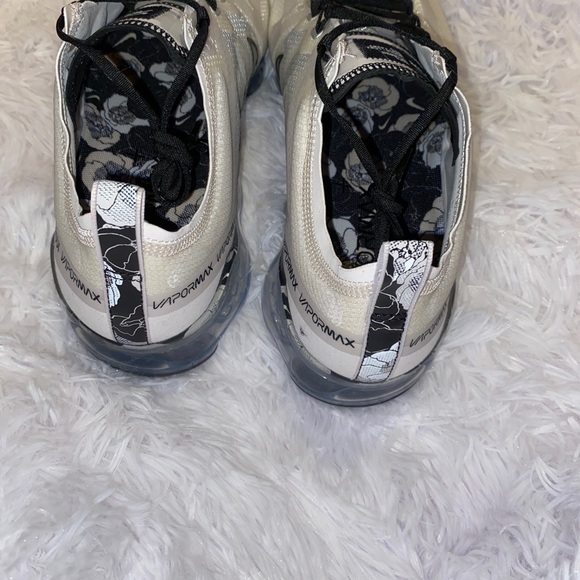 Women’s size 12 Vapormax 2019 - Picture 5 of 8